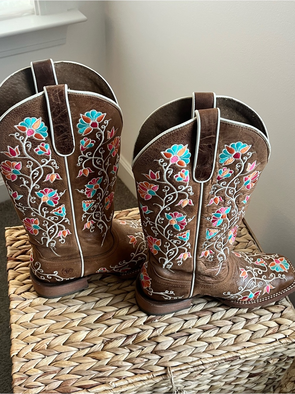 Ariat flower Embroidered Floral Cowboy Boots - Picture 5 of 13